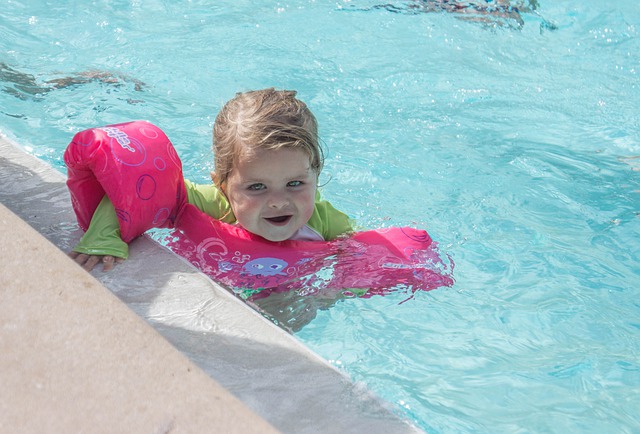 holčička v bazénu